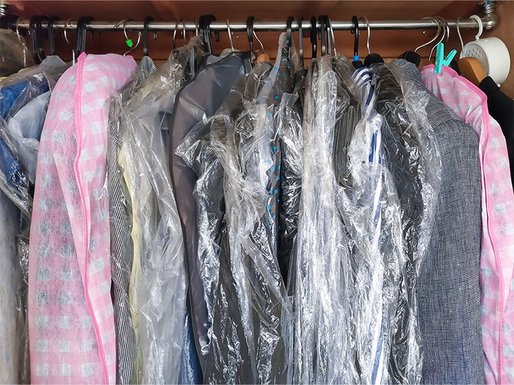 衣類保管のＮＧ行動�A　クリーニング後にそのまま保管する